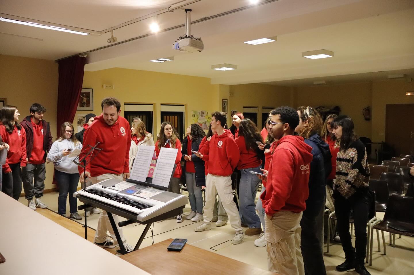 Ensayo del Glee Club con el director al teclado