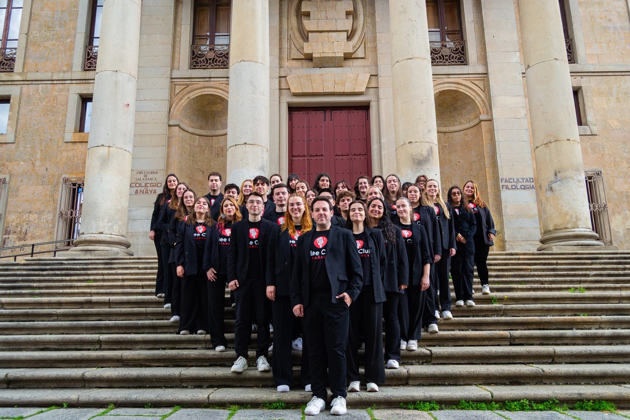 Glee Club Salamanca en las escalinatas de la Universidad de Salamanca