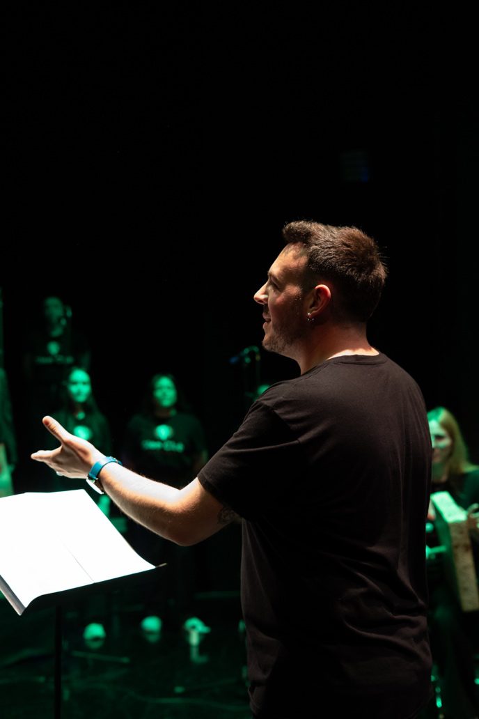 Santiago Santamaría dirigiendo