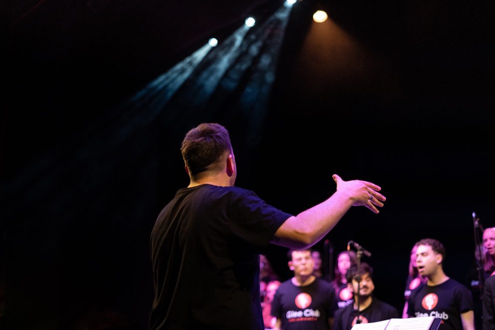 Santiago Santamaría dirigiendo al grupo