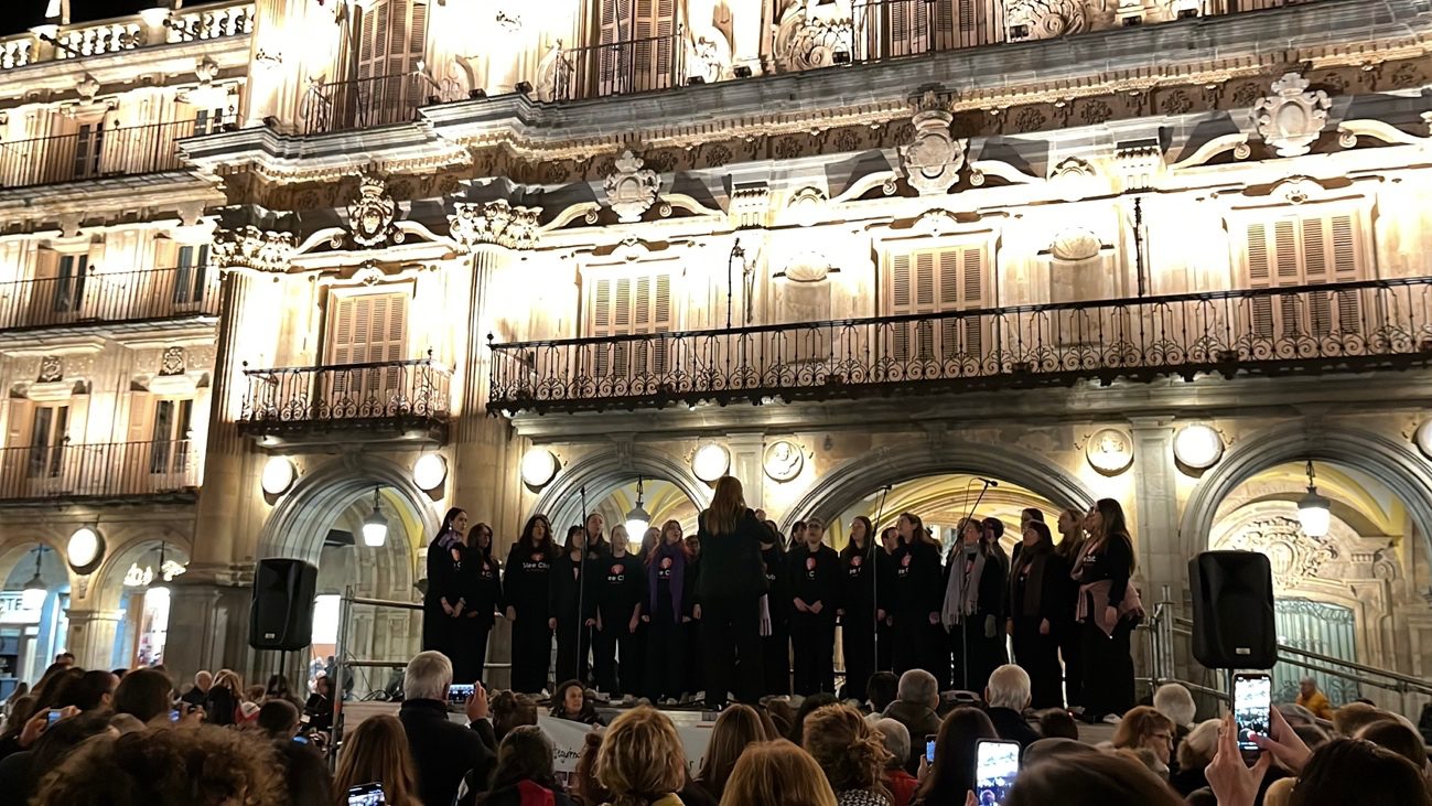 Glee Club Salamanca cantando en la marcha del 8M en la Plaza Mayor